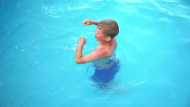 Petit garçon apprenant à nager dans la piscine — Video