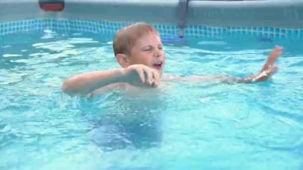 小男孩在游泳池里学习游泳 — 图库视频影像