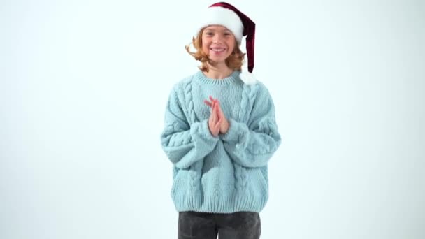Święta. Szczęśliwa młoda dziewczyna w Santa Claus czapka śmieje się, skacze — Wideo stockowe