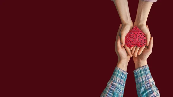 Manos Hombre Mujer Sosteniendo Corazón Rojo Sobre Fondo Rojo Concepto —  Fotos de Stock