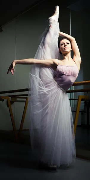 Ballerina mit dem Spiegelbild — Stockfoto