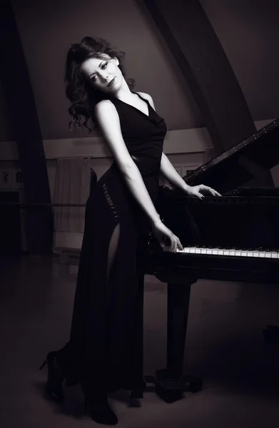 피아노치는 소녀 — 스톡 사진