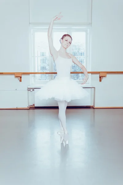 Bailarina com o reflexo — Fotografia de Stock