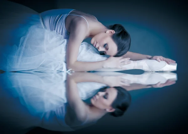 Liegende Ballerina mit dem Spiegelbild — Stockfoto