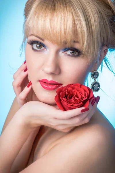 Portrait of beautiful young woman — Stock Photo, Image