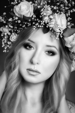 Kız giyiyor çiçek çelenk