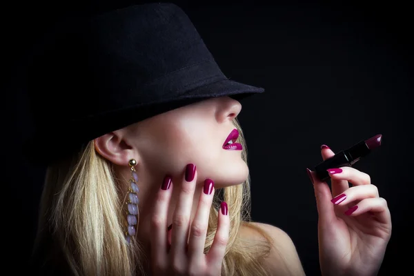 Mujer usando sombrero con lápiz labial — Foto de Stock