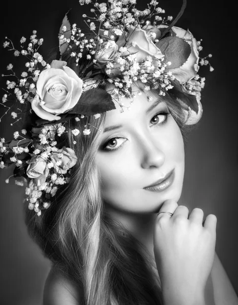 Chica vistiendo corona floral — Foto de Stock