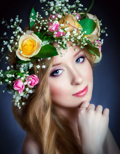 Girl wearing floral wreath — Stock Photo, Image