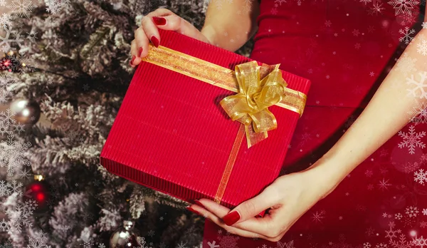 Woman holding christmas gift — Stock Photo, Image