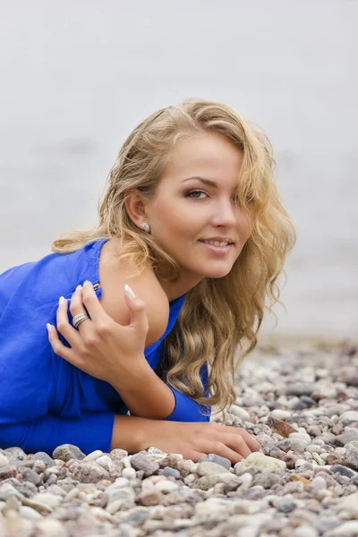 Modelo deitado na praia — Fotografia de Stock