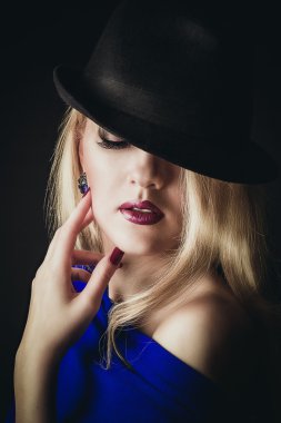 kadın giyiyor şapka