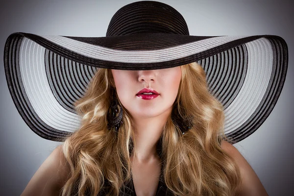 Femme en chapeau — Photo