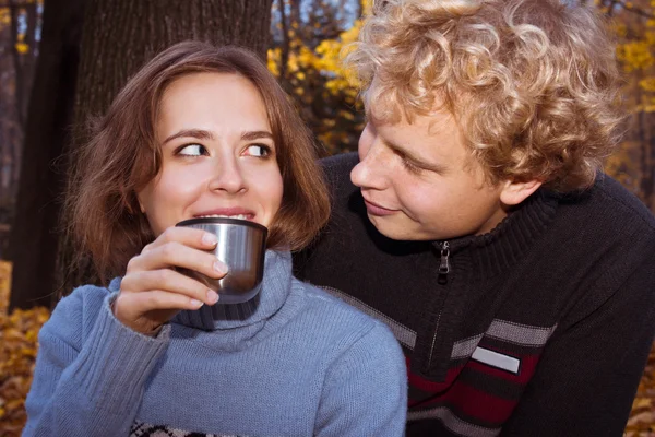 Paar trinkt Tee — Stockfoto