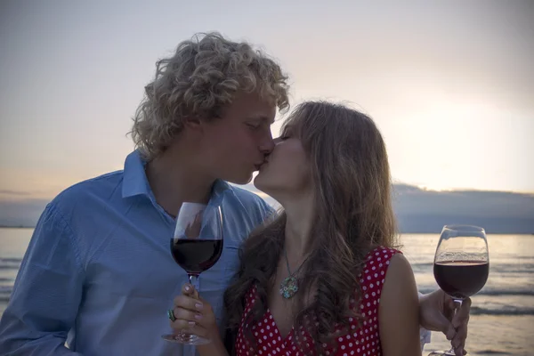 Lovers on beach with glasses — Stock Photo, Image