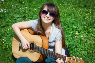 gitar ile genç kız