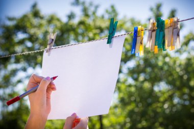 Kız clothespins kağıda çizim