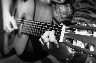 Kız bir gitar çalar