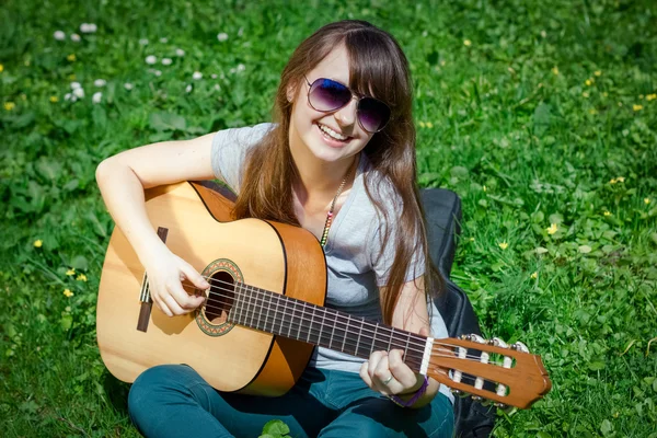 Ragazza adolescente con la chitarra — Foto Stock