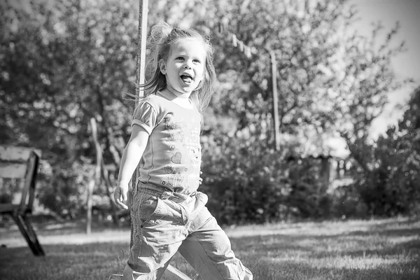 庭で遊んでいるおかしい女の子 — ストック写真