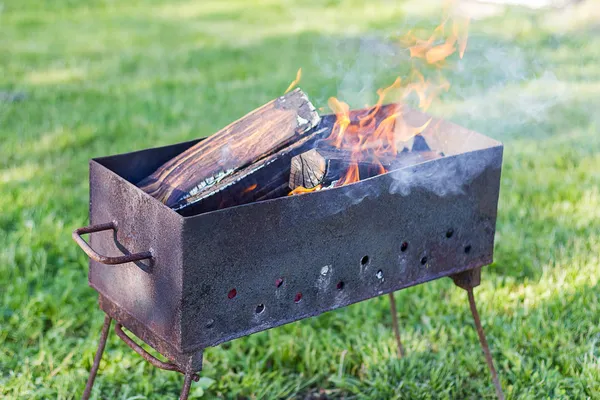 Firewood burning in the brazier — Stock Photo, Image