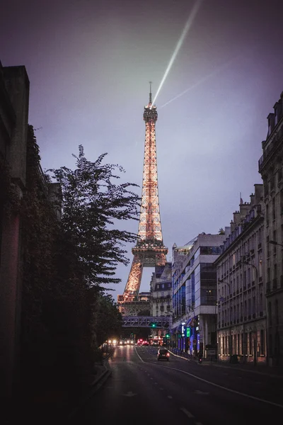 Abendliche Beleuchtung des Eiffelturms — Stockfoto