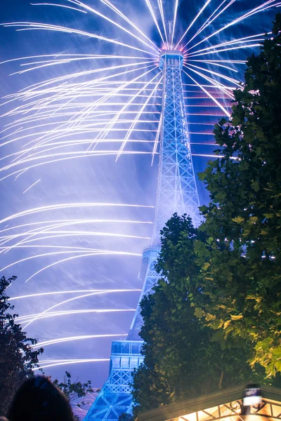 Famous fireworks near Eiffel Tower — Stock Photo, Image