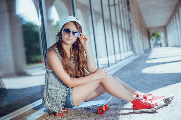 Menina adolescente com skate — Fotografia de Stock