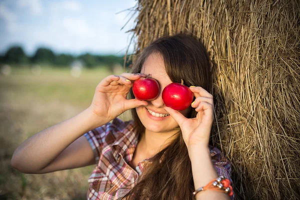 Vidám tini lány, almával — Stock Fotó