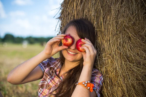 Teen girl with apples — Stock Photo, Image