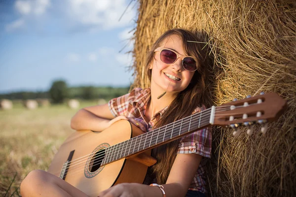 Lachende tiener meisje met gitaar — Stockfoto