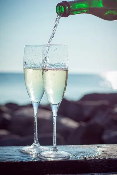 Pouring champagne into glasses — Stock Photo, Image