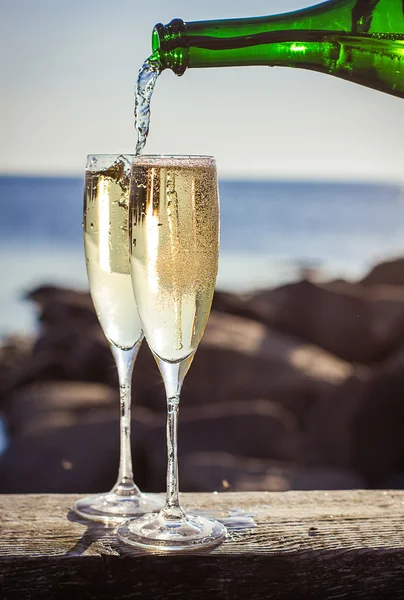 Nalévání šampaňského do sklenic — Stock fotografie