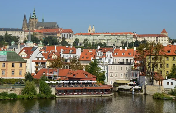 Castello di Praga e il fiume Moldava — Foto Stock