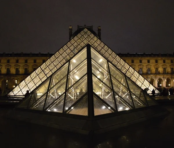 Louvren i regn — Stockfoto