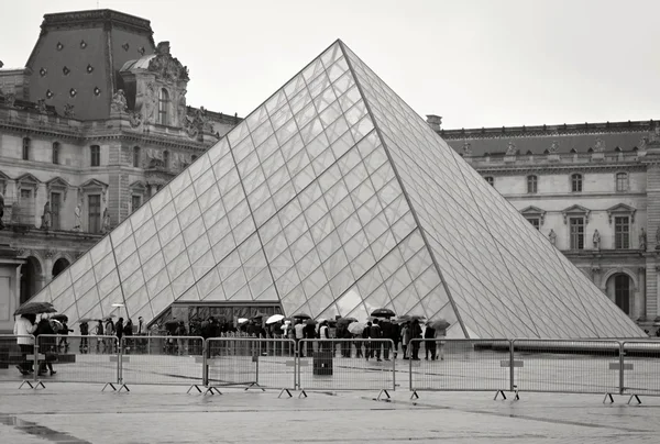 Louvre yağmurda — Stok fotoğraf