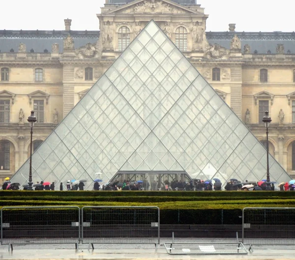 Louvre yağmurda — Stok fotoğraf