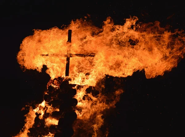 Kreuz im Feuer — Stockfoto