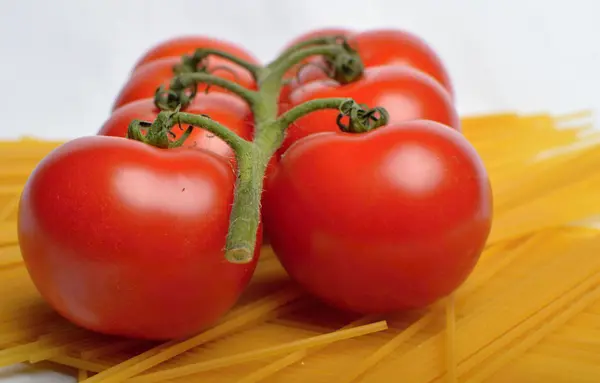 Tomates e esparguete — Fotografia de Stock