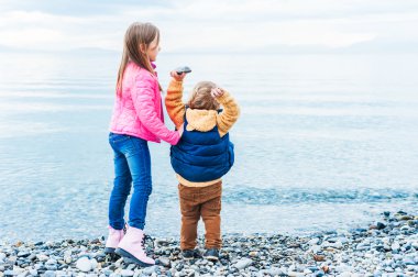 사랑 스러운 아이 들 야외에서 함께 노는
