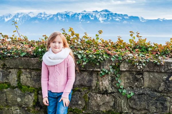 Außenporträt eines schönen kleinen Mädchens — Stockfoto