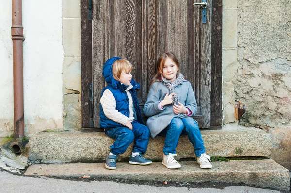 Utomhus porträtt av en liten flicka och hennes bror — Stockfoto