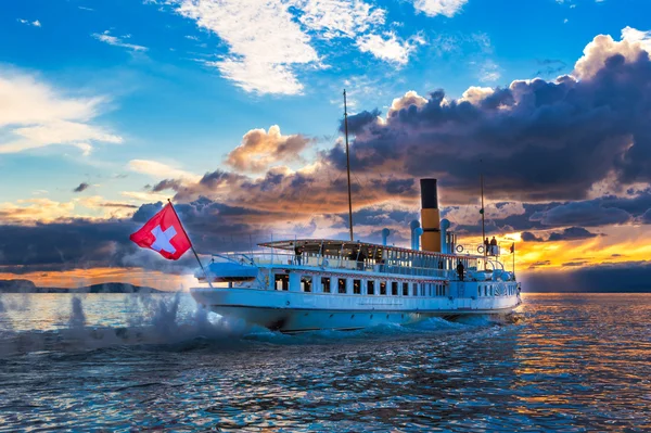 Ancien dampfboot mit schweizer flagge schwimmt auf dem genfersee — Stockfoto