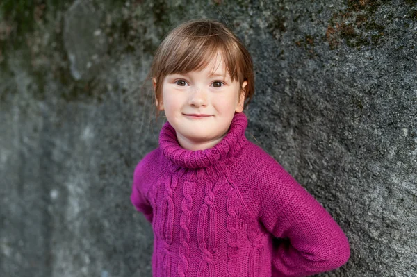 Utendørs portrett av en søt, liten jente – stockfoto