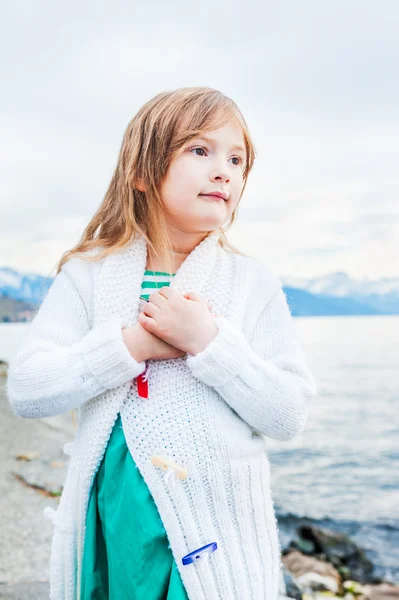 Cute little girl is daydreaming outdoors — Stock Photo, Image