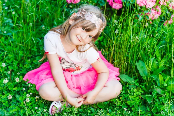 Sevimli küçük bir kız portresi yaz — Stok fotoğraf