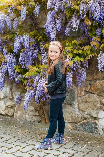 Lente portret van een schattig klein meisje — Stockfoto