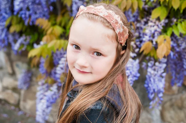 Bahar portre sevimli küçük bir kız — Stok fotoğraf