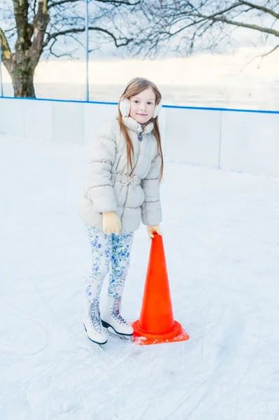 穿白衣服的小女孩学会了滑冰 — 图库照片