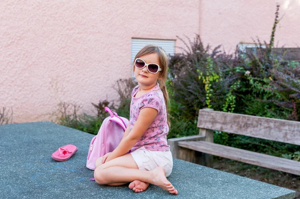 Menina bonita descansando depois da escola — Fotografia de Stock